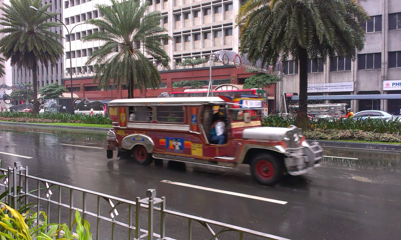 Jeepney, tradiční veřejná doprava na Filipínách (https://en.wikipedia.org/wiki/Jeepney)