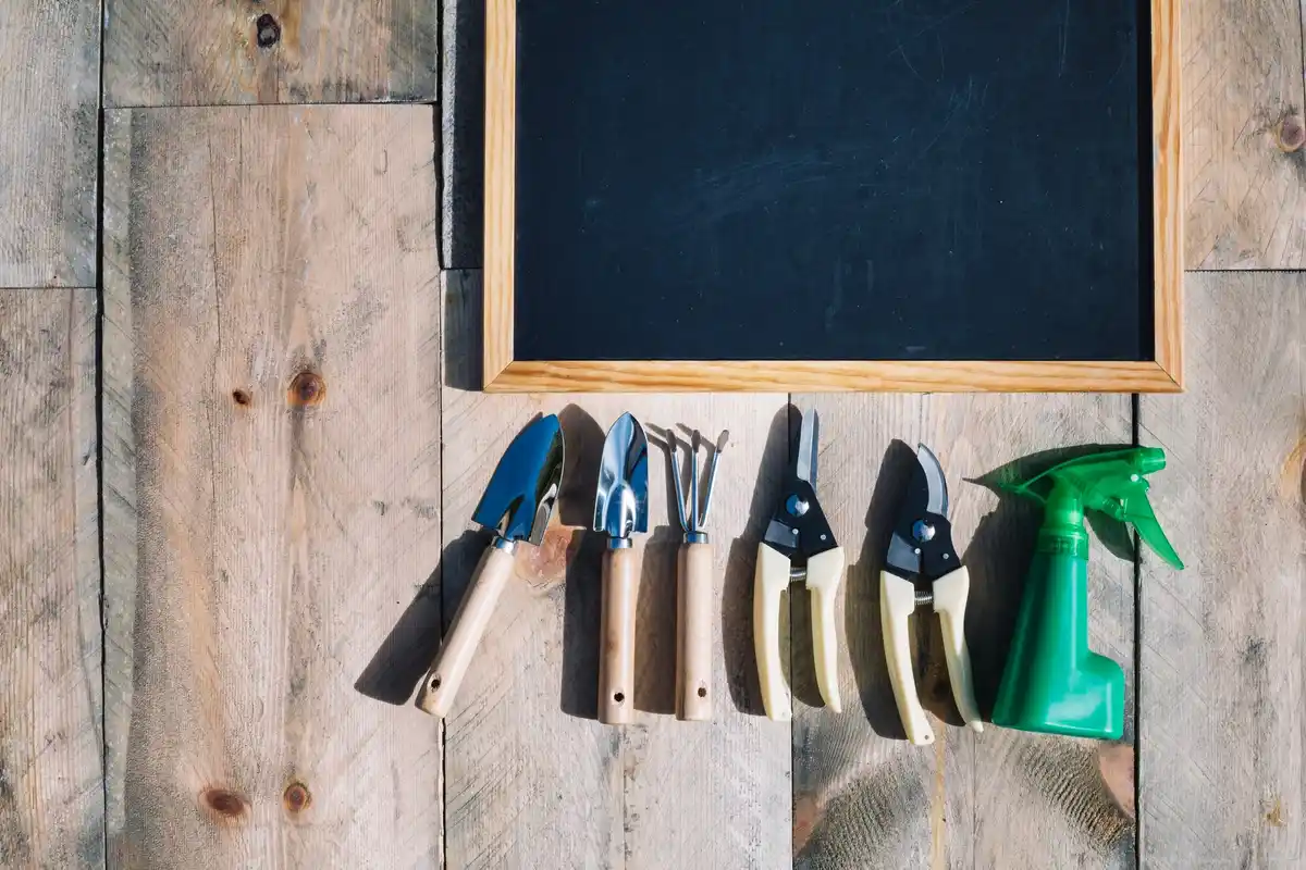 DIY rake to garden tool wall organizer Czech