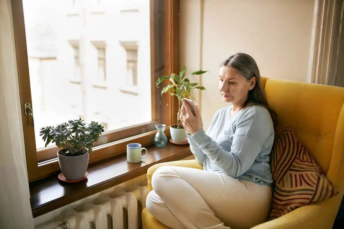 growing lemons in pot on windowsill Czech home