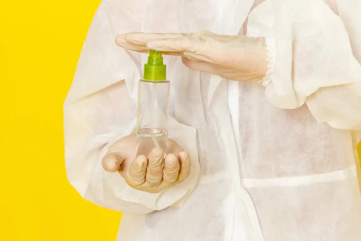 spray bottle cleaning vinegar Czech mold problem