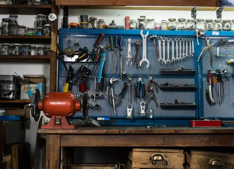 tool storage mistakes Czech home garage