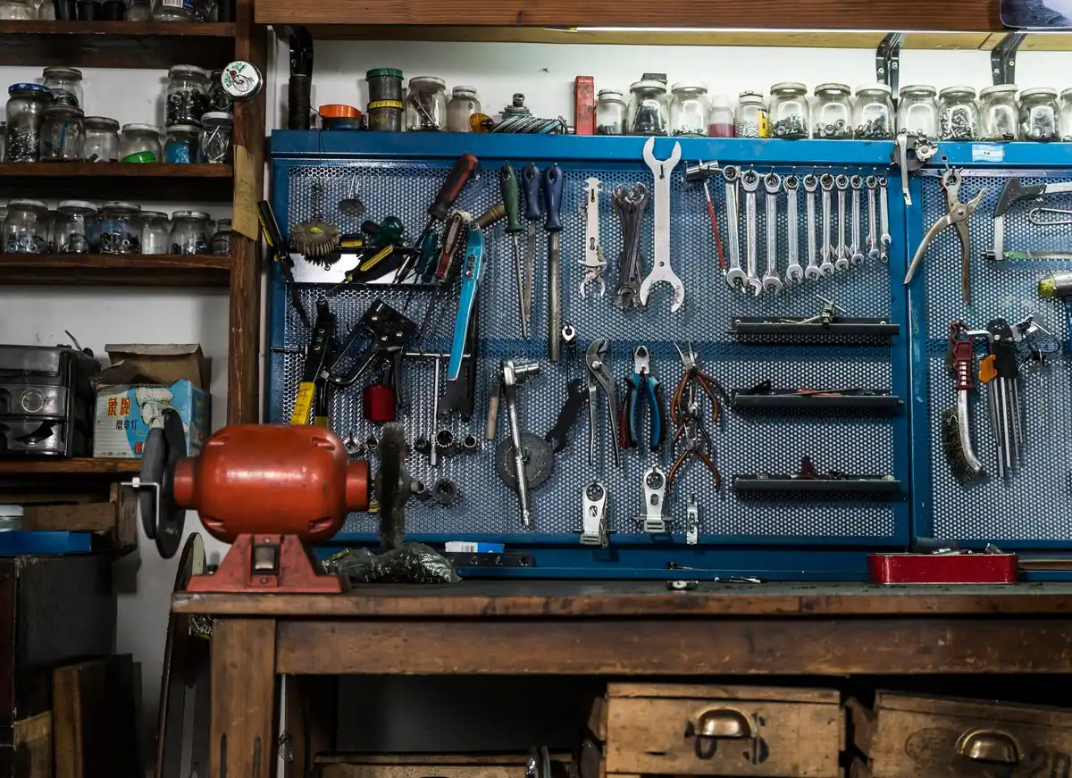 tool storage mistakes Czech home garage