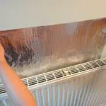 Alobal za radiátorem: Jednoduchý trik, který sníží náklady na topení o 15%.