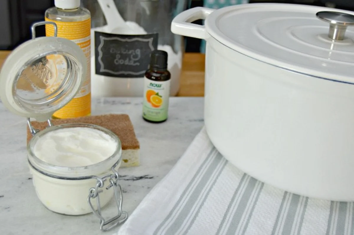 Citron a sůl na zašlé pánve: kuchyňská chemie, která funguje lépe než drahé prostředky. - image 1