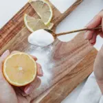 Citronová kůra a sůl: Neuvěřitelná kombinace pro čištění dřevěných prkének