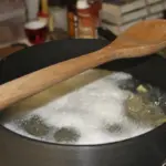 Dřevěná vařečka pod pokličku: Zapomenutý trik našich babiček