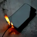 Elektrikáři varují: Nikdy nenechávejte tuto nabíječku zapojenou přes noc