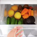 Houbička na nádobí v lednici: Proč tento trik prodlužuje čerstvost zeleniny o týden