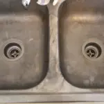 Instalatéři varují: Nikdy nelijte odvápňovač do nerezového dřezu