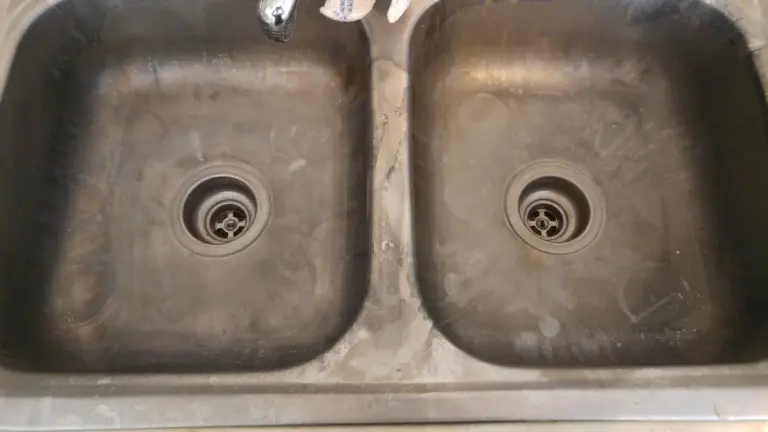 Instalatéři varují: Nikdy nelijte odvápňovač do nerezového dřezu