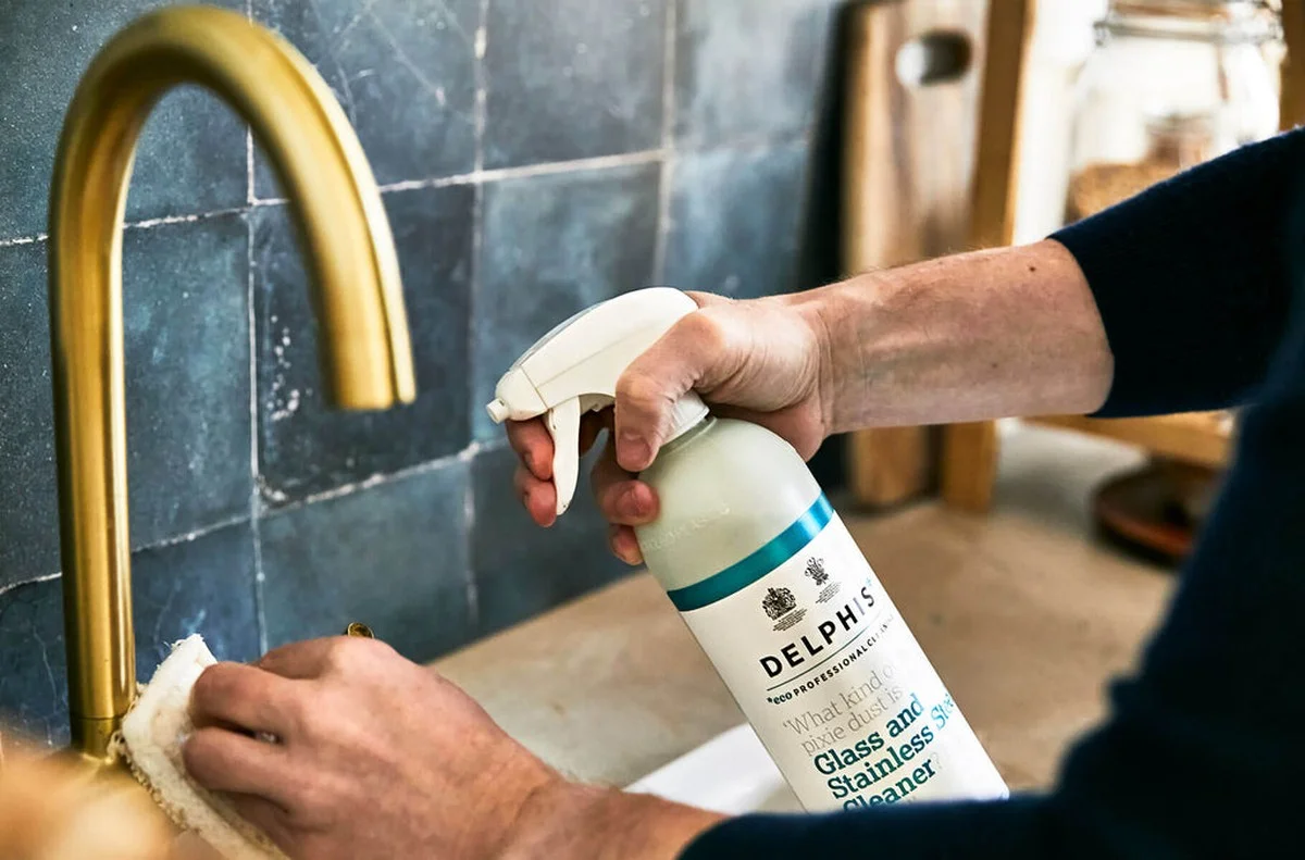 Instalatéři varují: Nikdy nelijte odvápňovač do nerezového dřezu - image 1