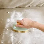 Jedlá soda na čalounění zničí zápach cigaretového kouře bez drahé chemie.