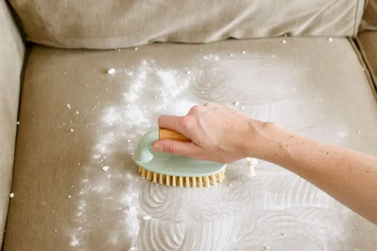 Jedlá soda na čalounění zničí zápach cigaretového kouře bez drahé chemie.