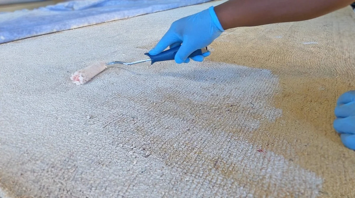 Jedlá soda na koberci přes noc: odstraní zápach i skvrny bez drhnutí. - image 2