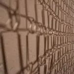 Kancelářské sponky na závěsy? Proč tento trik zadržuje teplo v místnosti