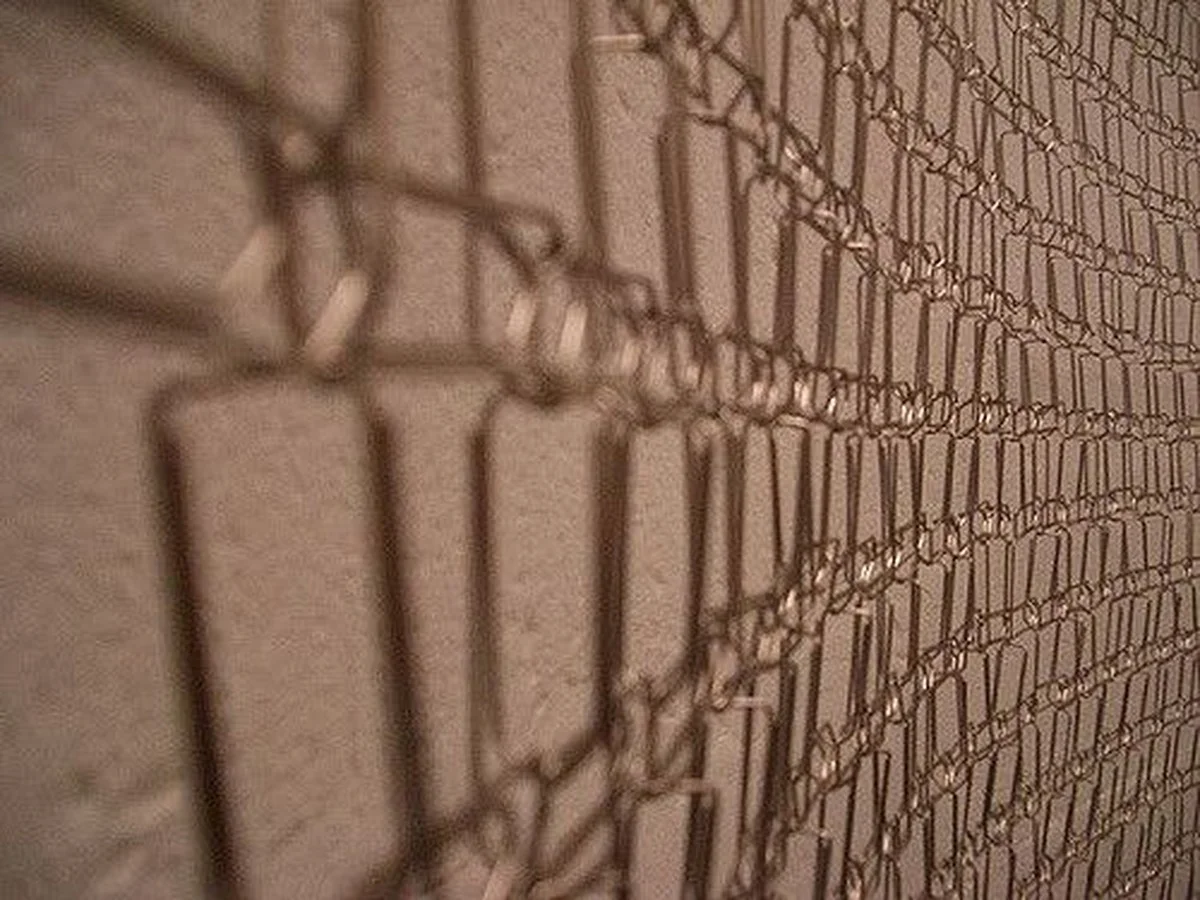 Kancelářské sponky na závěsy? Proč tento trik zadržuje teplo v místnosti