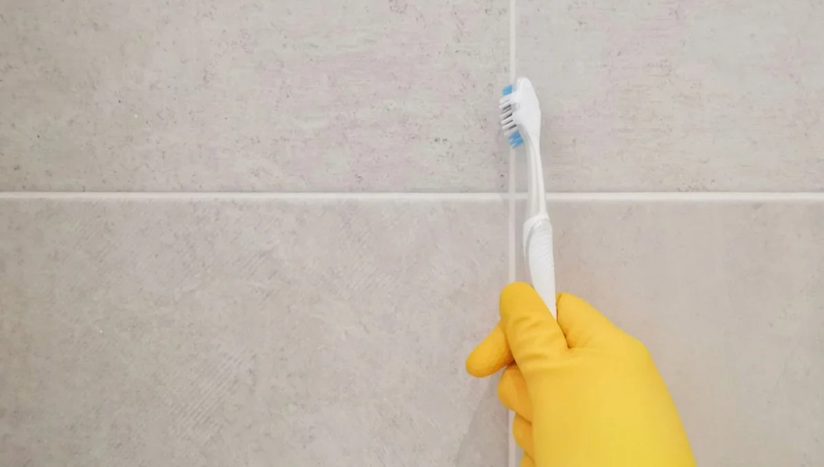 Kartáček na zuby a ocet: Nejrychlejší způsob, jak vyčistit spáry - image 1