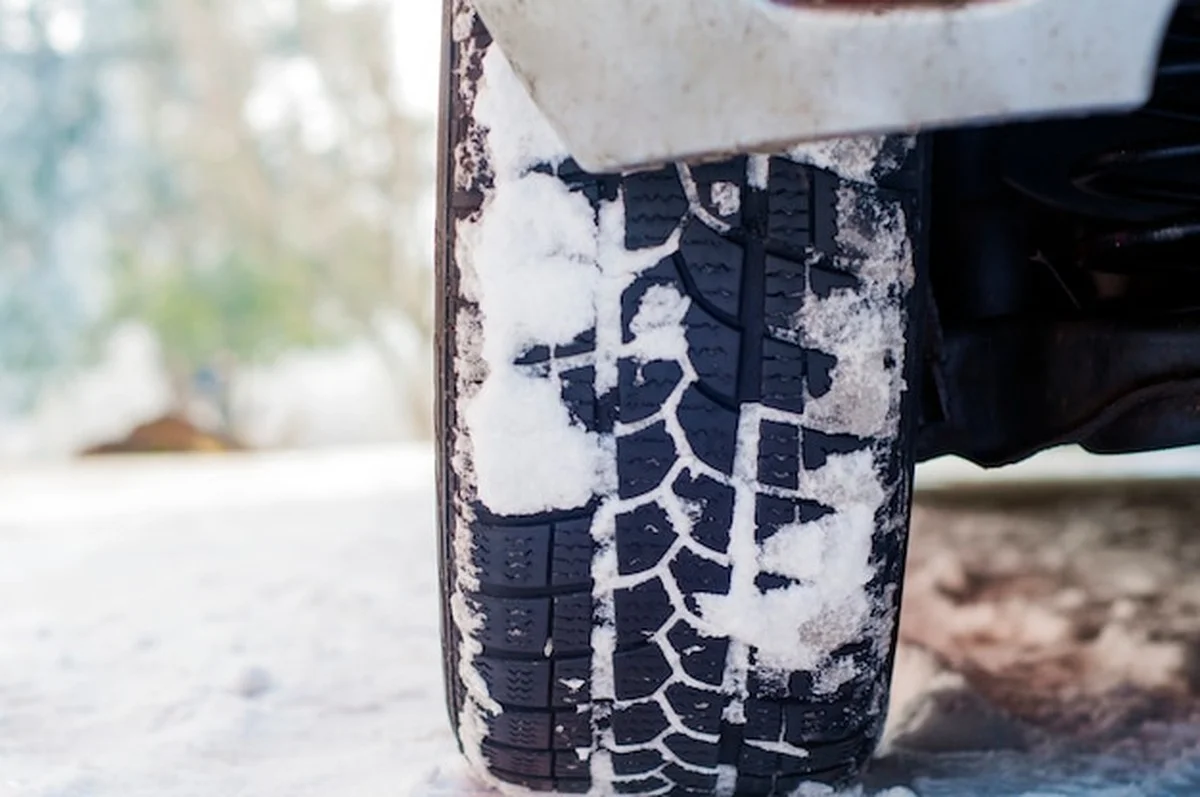 Metoda odstranění ledu, která šetří lak vašeho auta a funguje během vteřin - mechanici ji nenávidí - image 1