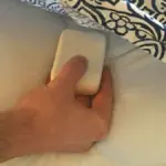 Mýdlo pod prostěradlo? Tradiční český způsob, jak zastavit noční křeče v nohou.