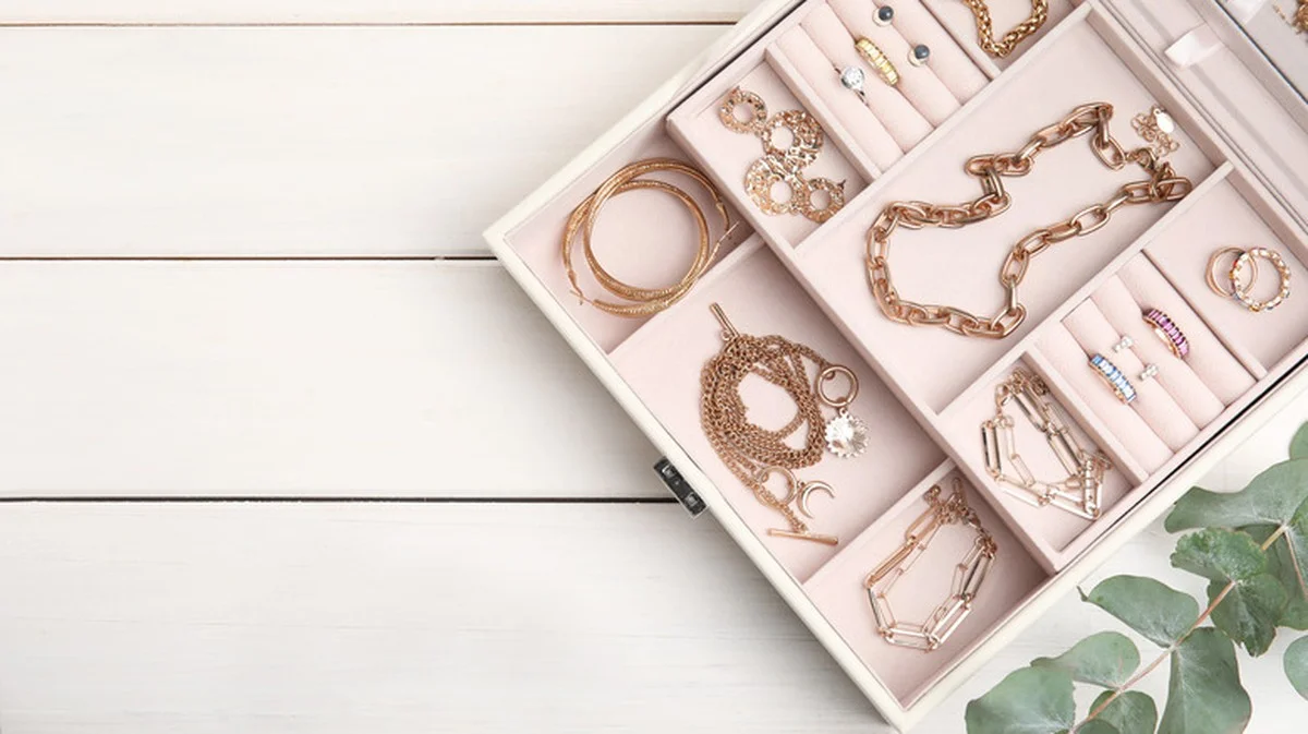 Obyčejná křída v šuplíku odstraňuje vlhkost a chrání šperky