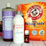 Ocet a jedlá soda na záchodě: Kombinace, která čistí lépe než drahé čističe.