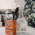 Ocet na vodní kámen: Proč funguje lépe než drahé přípravky