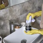 Ocet ve sprše: Tajemství lesklých povrchů bez drahé chemie