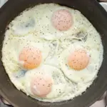 Podle kuchařů: Proč vždy přidat lžíci vody do smažených vajec