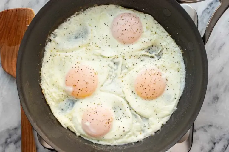 Podle kuchařů: Proč vždy přidat lžíci vody do smažených vajec