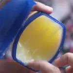 Potřete žárovky vazelínou: Jednoduchý způsob, jak prodloužit jejich životnost.