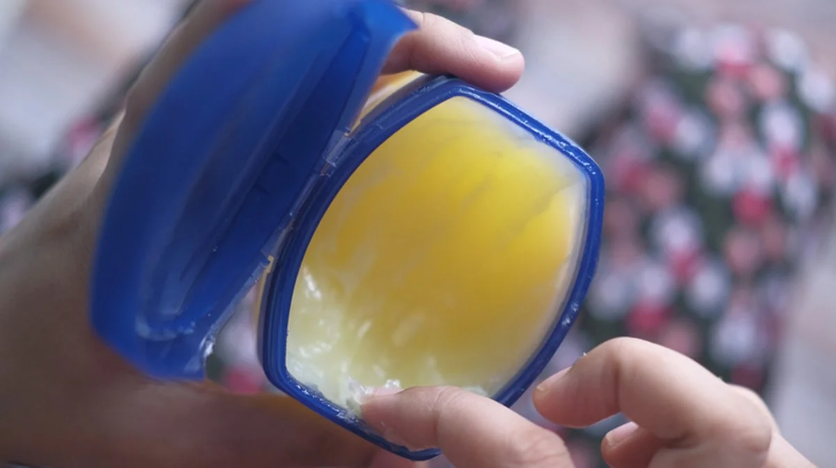 Potřete žárovky vazelínou: Jednoduchý způsob, jak prodloužit jejich životnost.