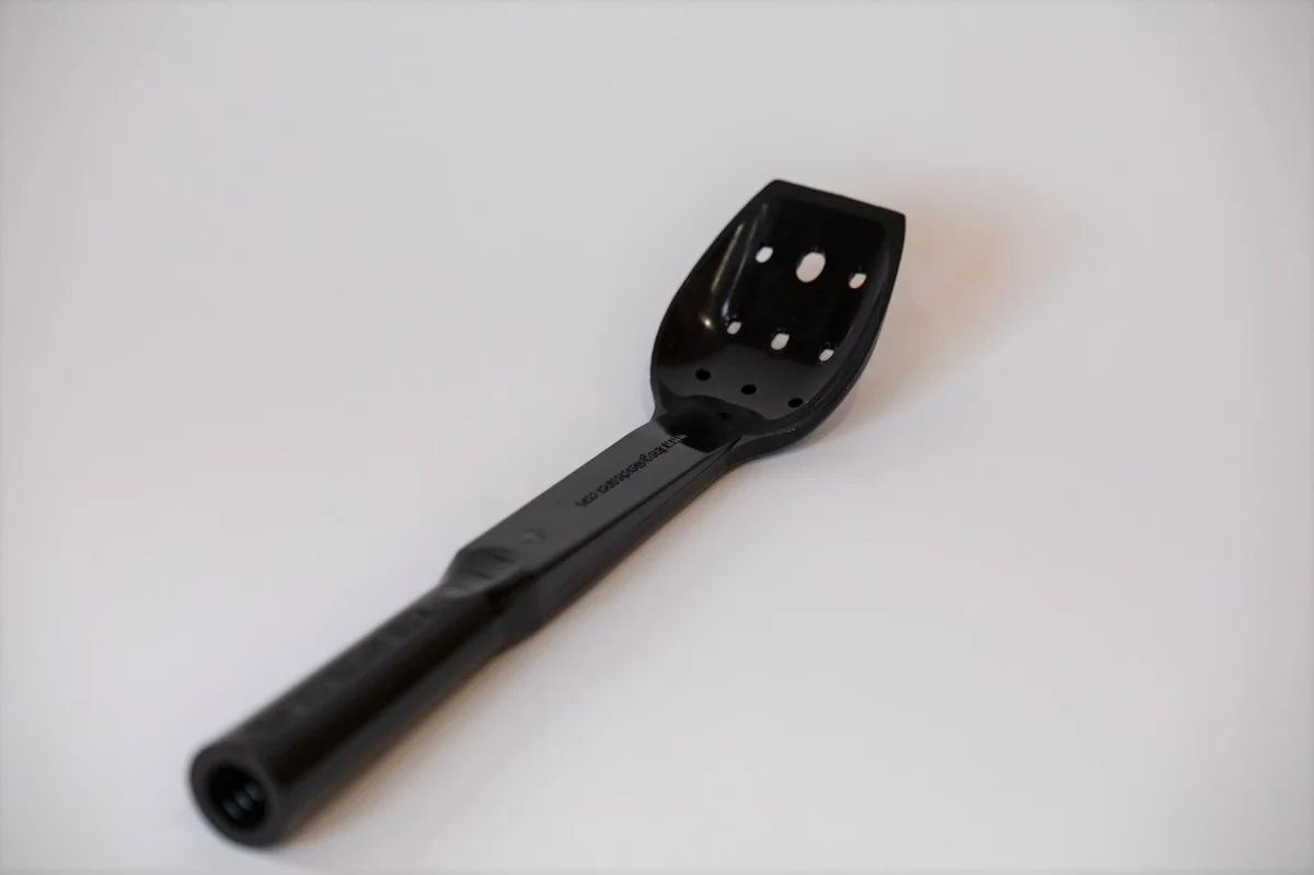 Použijte lžíci na okna: starý trik pro dokonalé mytí bez šmouh.