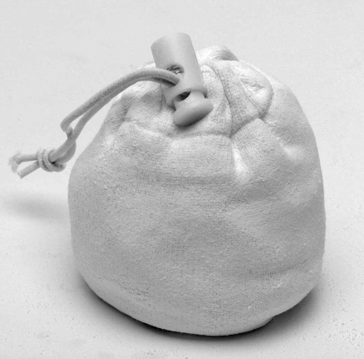 Pověste ponožku naplněnou křídou ve skříni - konec vlhkostním problémům