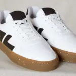 Proč Češi sypou kávovou sedlinu na boty v zimě? Jednoduchý trik pro bezpečí