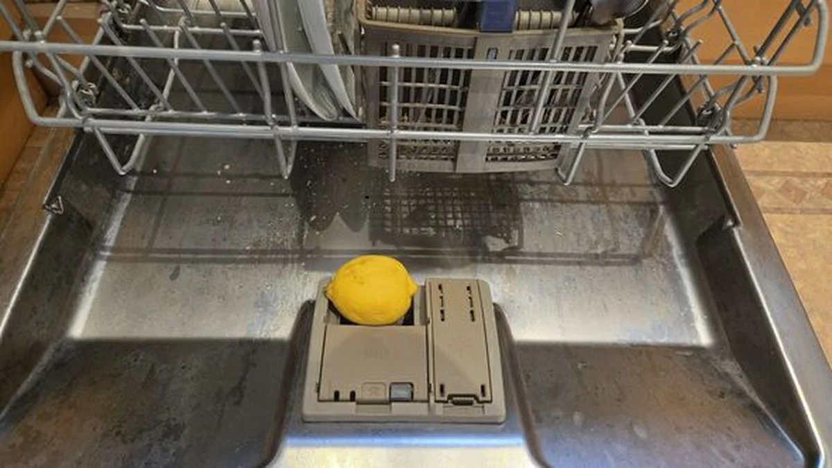 Proč dát citronovou kůru do myčky nádobí: účinnost se zdvojnásobí.