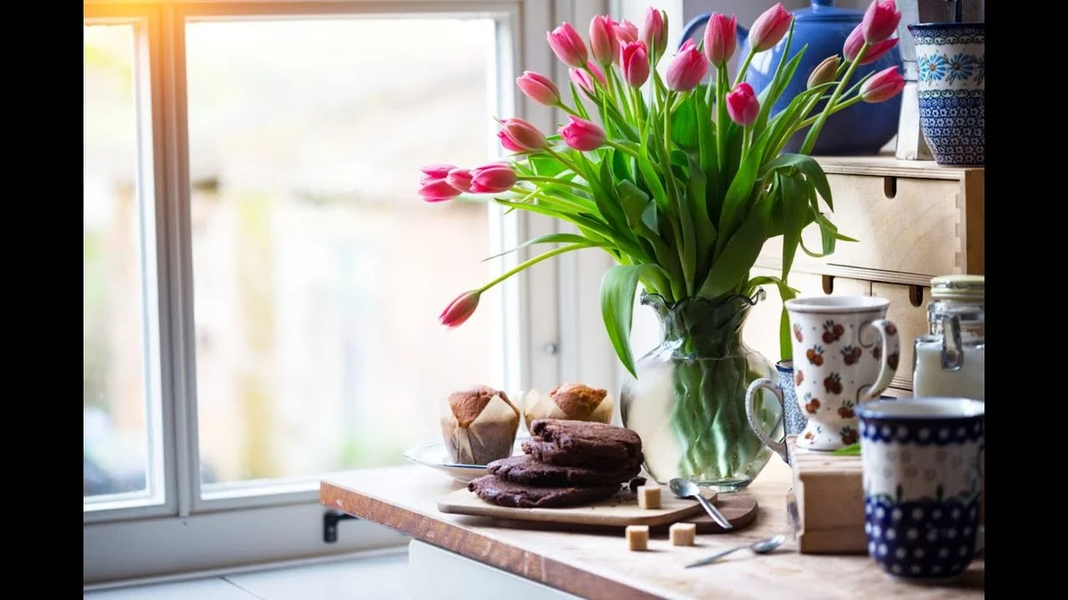 Proč dát měděnou minci do vázy: Prodlouží život řezaným květinám o týden. - image 2