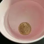 Proč dát minci do zamrzlého skla: Trik, který vás zachrání během zimních mrazů.