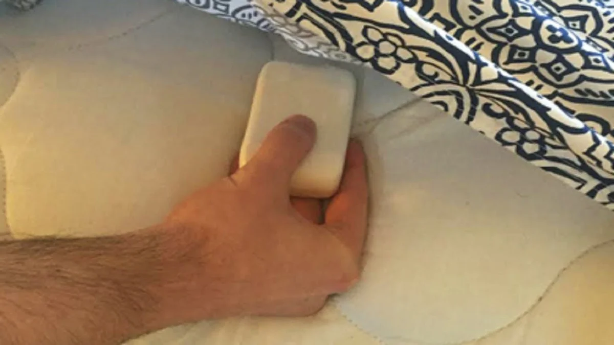 Proč dát mýdlo pod prostěradlo: Staré řešení křečí v nohách - image 2