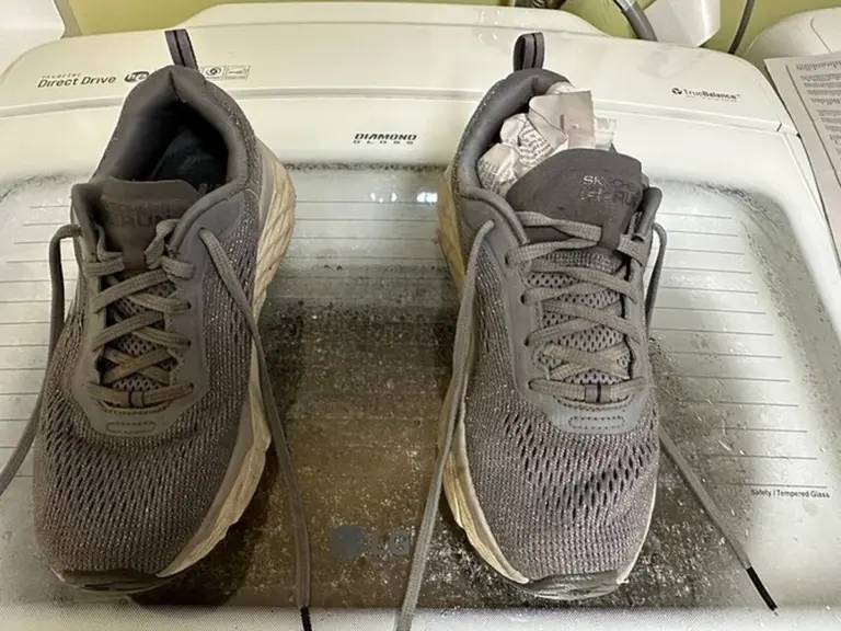 Proč dát noviny do mokrých bot: Staré řešení funguje lépe než moderní sušičky