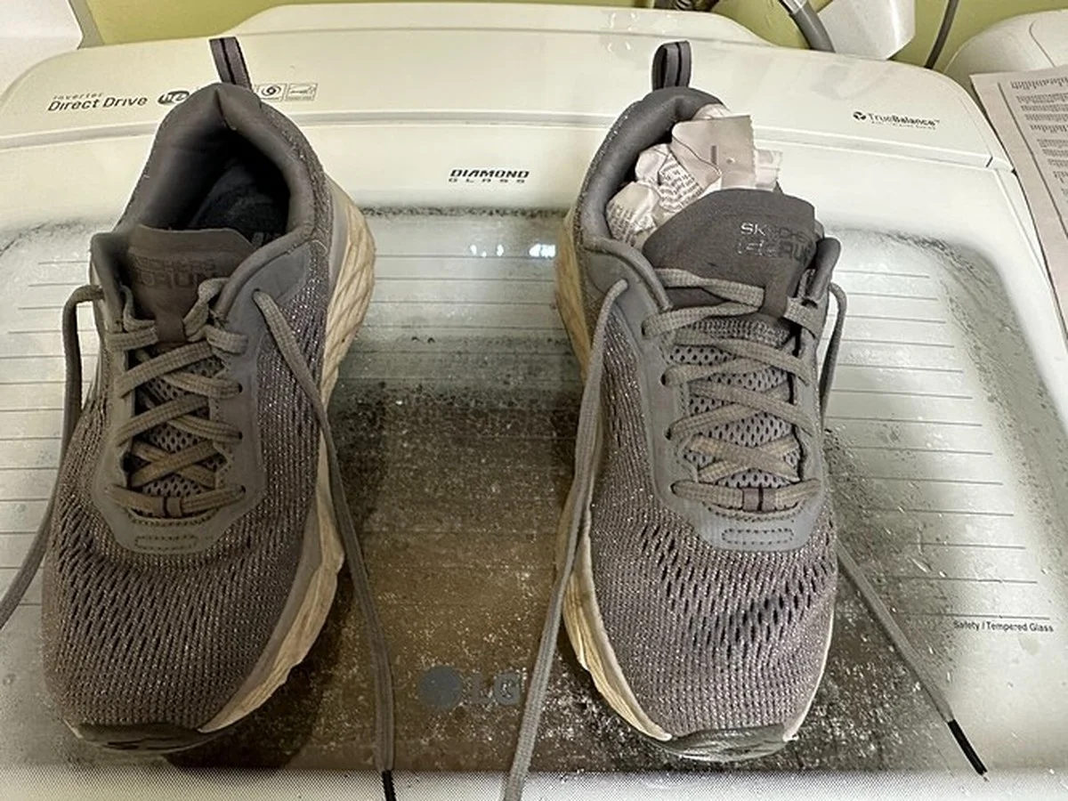 Proč dát noviny do mokrých bot: Staré řešení funguje lépe než moderní sušičky