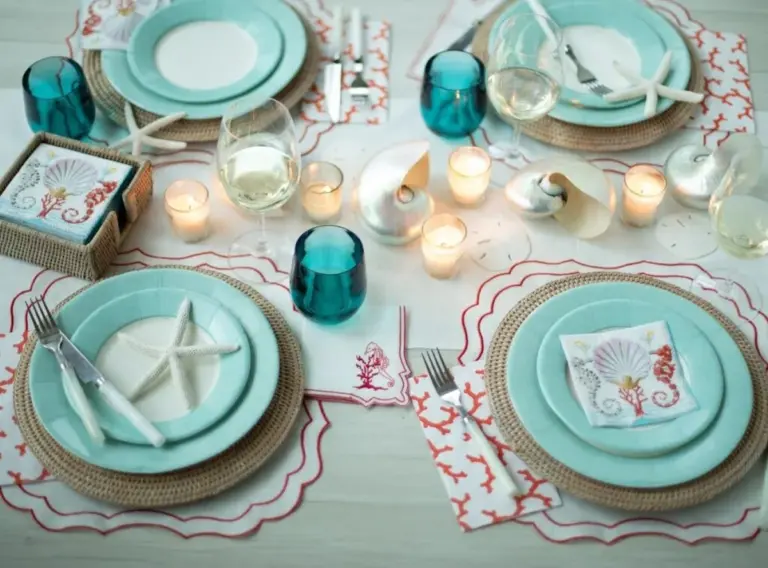 Proč dát papírový ubrousek mezi talíře? Starý trik, který chrání nádobí