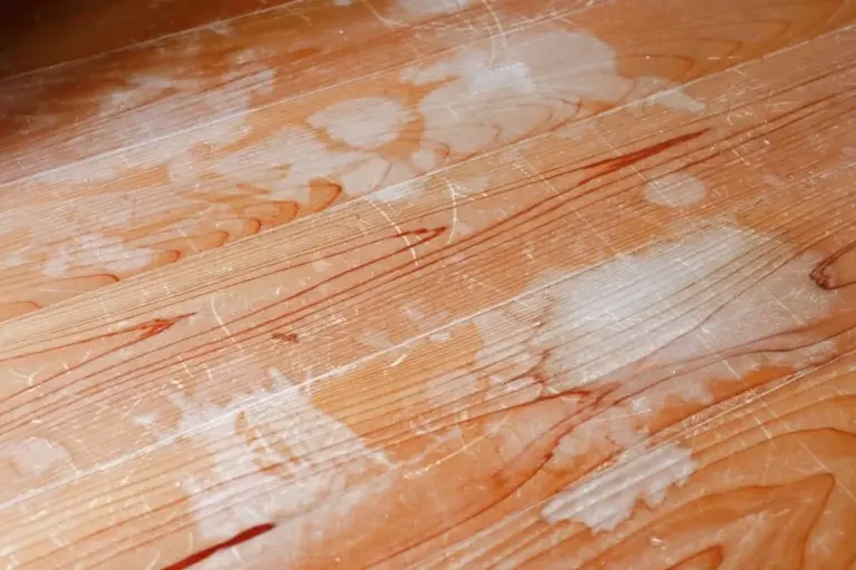 Proč dát zubní pastu na škrábance na nábytku? Tajemství, které funguje.