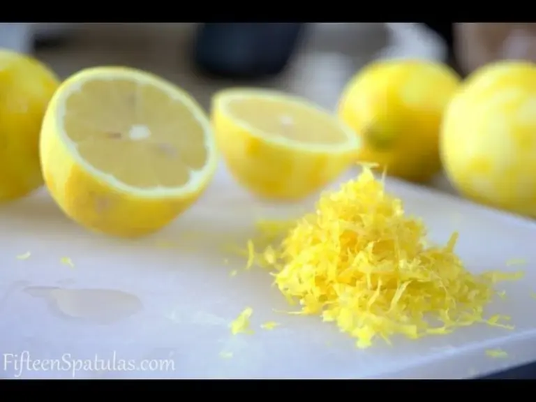 Proč dávat citronovou kůru do mrazáku? Trik, který změní vaši kuchyni