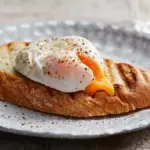 Proč šéfkuchaři vždy přidávají ocet do vody na vejce