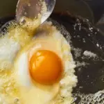 Proč šéfkuchaři v Praze vždy používají máslo místo oleje na smažení vajec.