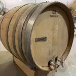 Proč vinaři vždy ťukají na sud před otevřením: Fascinující důvod