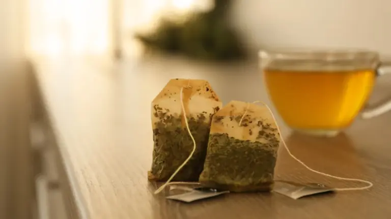 Sáček čaje na mastné skvrny: Proč absorbuje lépe než chemické přípravky