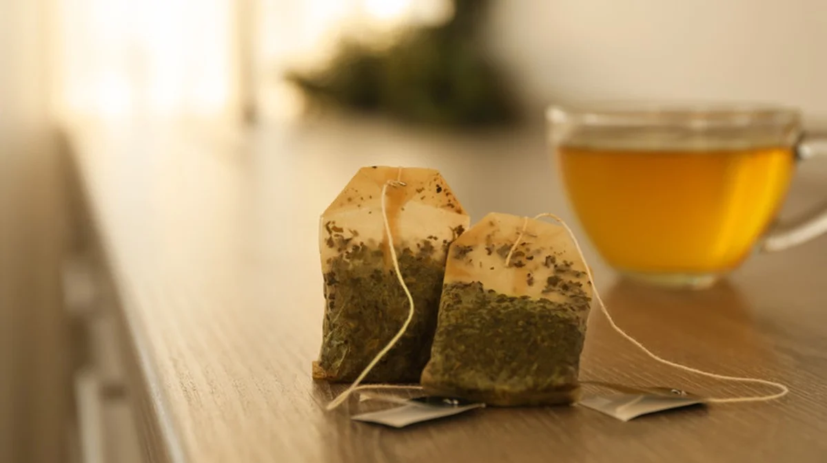 Sáček čaje na mastné skvrny: Proč absorbuje lépe než chemické přípravky