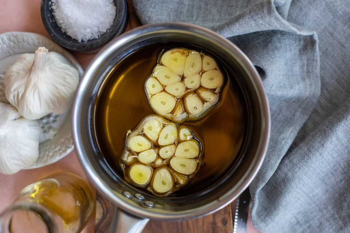 Šéfkuchaři přísahají: Stroužek česneku v oleji změní chuť každého jídla - image 2