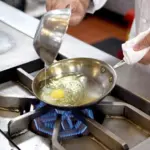 Šéfkuchaři z pražských restaurací: proto přidávají ocet do vody na vajíčka.